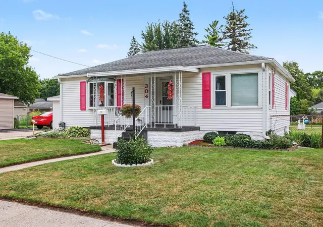 Photo 2 of Sale Pending at 304 E Jeanette St, Bay City, MI 48706 | MLS# 50220162 | Listing updated on 2026-09-03