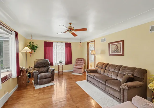 Photo 3 of Sale Pending at 304 E Jeanette St, Bay City, MI 48706 | MLS# 50220162 | Listing updated on 2026-09-03