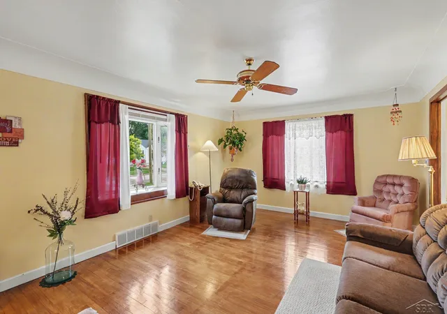 Photo 4 of Sale Pending at 304 E Jeanette St, Bay City, MI 48706 | MLS# 50220162 | Listing updated on 2026-09-03