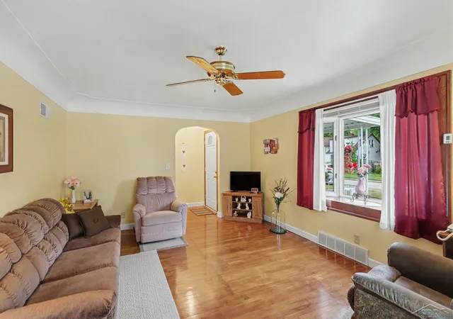 Photo 5 of Sale Pending at 304 E Jeanette St, Bay City, MI 48706 | MLS# 50220162 | Listing updated on 2026-09-03