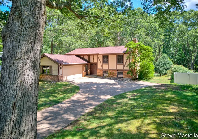 Homes for sale in Spring Lake, MI | 18746 N Fruitport Rd, Spring Lake, MI 49456 | MLS# 70538345