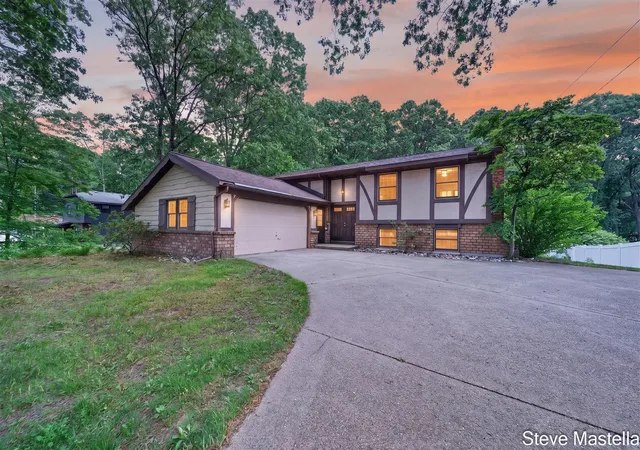 Homes for sale in Spring Lake, MI | 18746 N Fruitport Rd, Spring Lake, MI 49456 | MLS# 70538345