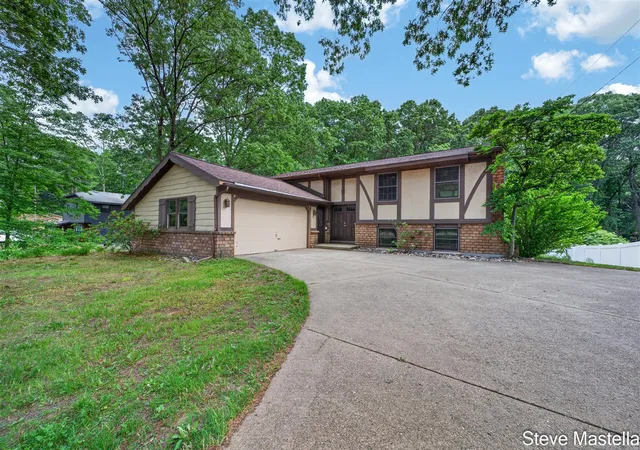 Homes for sale in Spring Lake, MI | 18746 N Fruitport Rd, Spring Lake, MI 49456 | MLS# 70538345