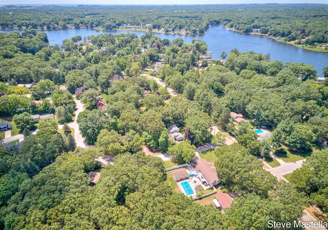 Homes for sale in Spring Lake, MI | 18746 N Fruitport Rd, Spring Lake, MI 49456 | MLS# 70538345