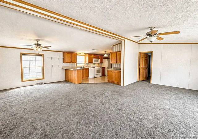 4th image of 29258 Hidden River Dr, Gibraltar, MI 48173 | MLS# 61006078