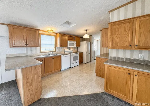 5th image of 29258 Hidden River Dr, Gibraltar, MI 48173 | MLS# 61006078