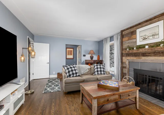 Photo 3 of Sale Pending at 1407 Edgewood Ave, Grand Rapids, MI 49506 | MLS# 70512400 | Listing updated on 2026-02-24