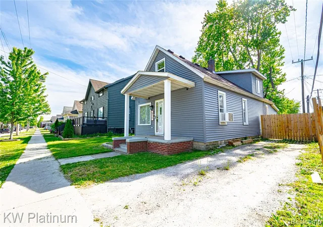 Homes for sale in Port Huron, MI | 511 13th St, Port Huron, MI 48060 | MLS# 61000326