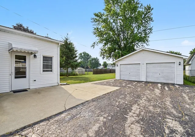 Photo 3 of Sale Pending at 881 Edison St, Saginaw, MI 48604 | MLS# 50218487 | Listing updated on 2026-09-15
