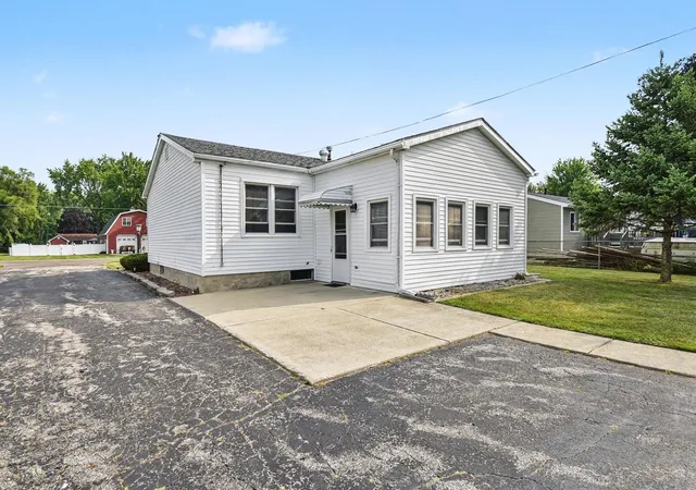 Photo 3 of Single Family Residence at 881 Edison St, Saginaw, MI 48604 | MLS# 50218487 |  | Sold on 2026-10-08