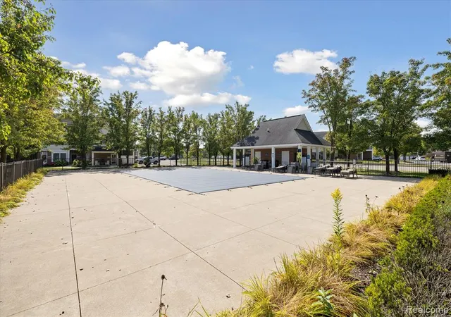 2nd image of 1014 Shiawassee Cir, Howell, MI 48843