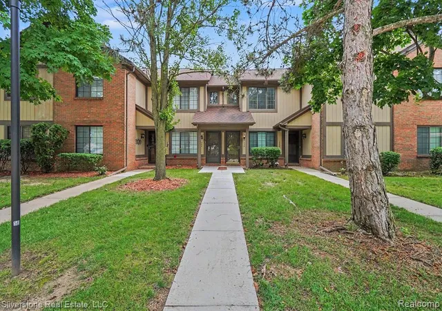 2nd image of 1502 Meadow Side Dr, Rochester Hills, MI 48307 | MLS# 61010110