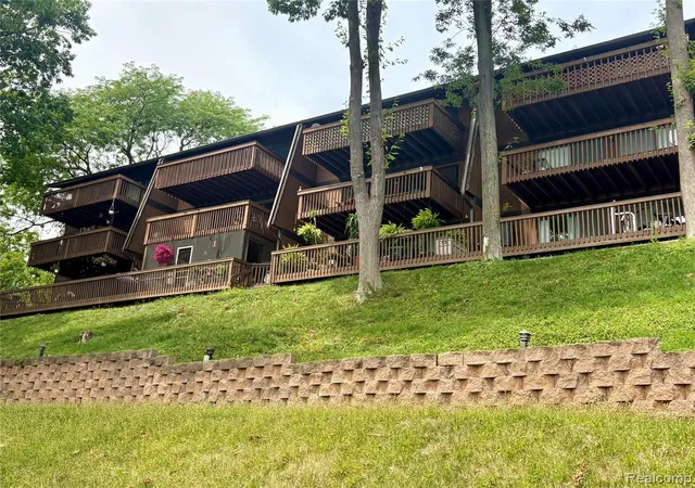 Photo 4 of Sale Pending at 1736 Grove Rd #102, Ypsilanti, MI 48198 6657 | MLS# 61014867 | Listing updated on 2026-09-21