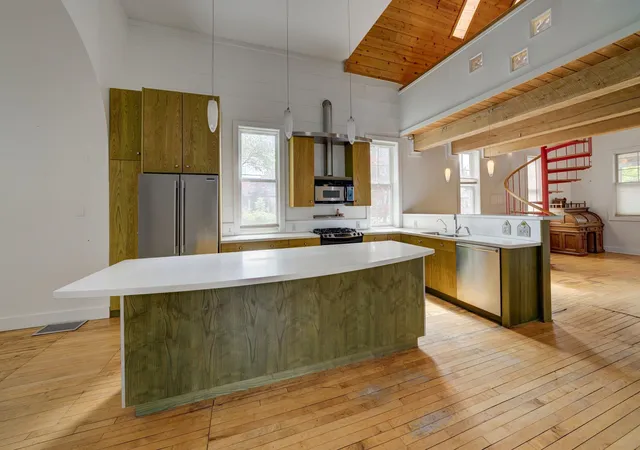 4th image of 402 W Tenth St, Traverse City, MI 49684 | MLS# 80069750