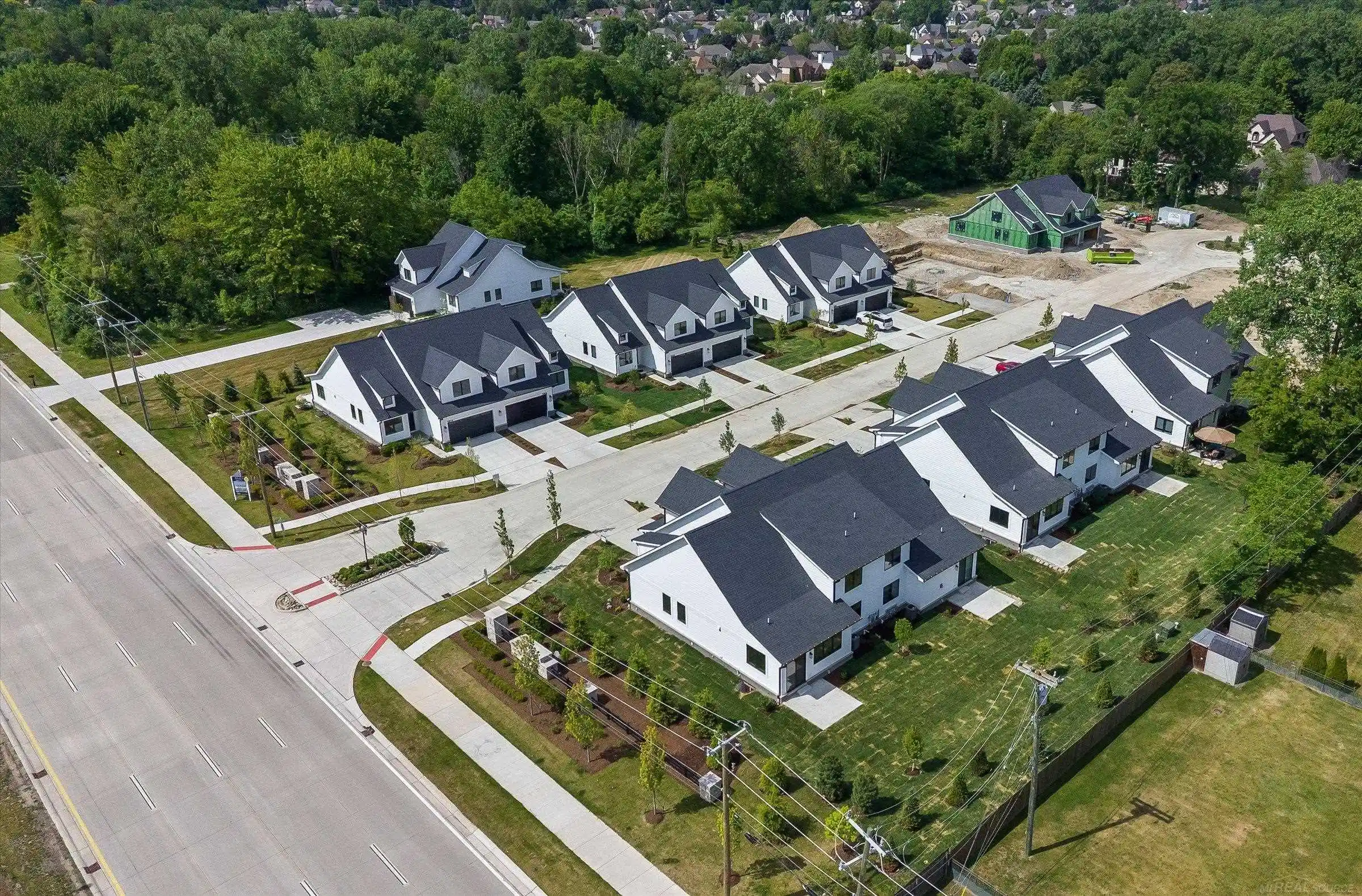 Listing Photo 2 - Condo for sale in 5748 Hts Dr located at 5748 Hts Dr, Sterling Heights, MI 48314 - Unit #Unit 13 / Building 7