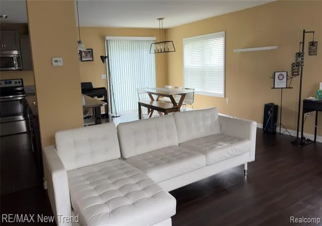 4th image of 1461 Scotland Yard Dr, Walled Lake, MI 48390 | MLS# 61021033