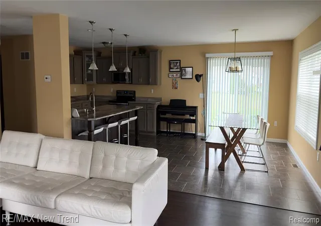 5th image of 1461 Scotland Yard Dr, Walled Lake, MI 48390 | MLS# 61021033