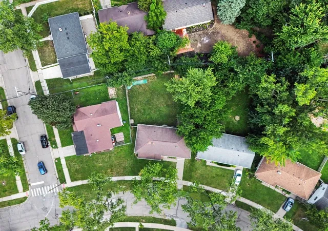 Photo 3 of Sale Pending at 2130 N Circle Dr, Ann Arbor, MI 48103 | MLS# 70554993 | Listing updated on 2026-09-18
