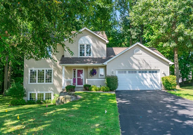 Photo 2 of Single family home for sale at 132 Kensington Ct, Battle Creek, MI 49015 | MLS# 70554714 | Listing updated on 2026-09-15