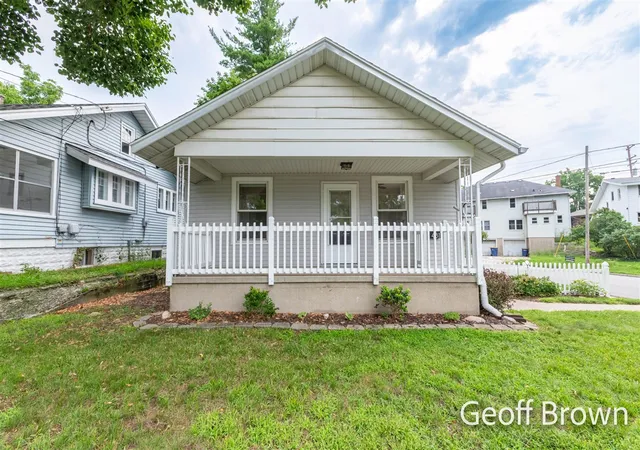 Photo 2 of Single family home for sale at 481 Graceland St, Grand Rapids, MI 49505 | MLS# 70552015 | Listing updated on 2026-08-24