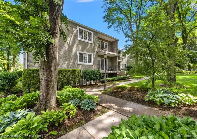Photo 2 of Sale Pending at 1113 N Old Woodward Ave #34, Birmingham, MI 48009 5443 | MLS# 61008734 | Listing updated on 2026-09-05