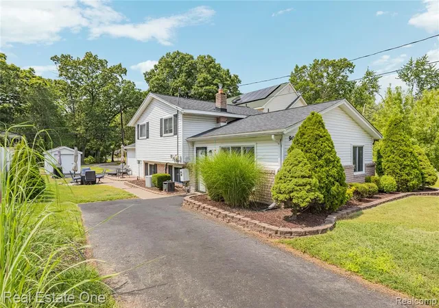 Photo 4 of Sale Pending at 9021 Gittins St, Commerce Township, MI 48382 | MLS# 61019778 | Listing updated on 2026-08-19