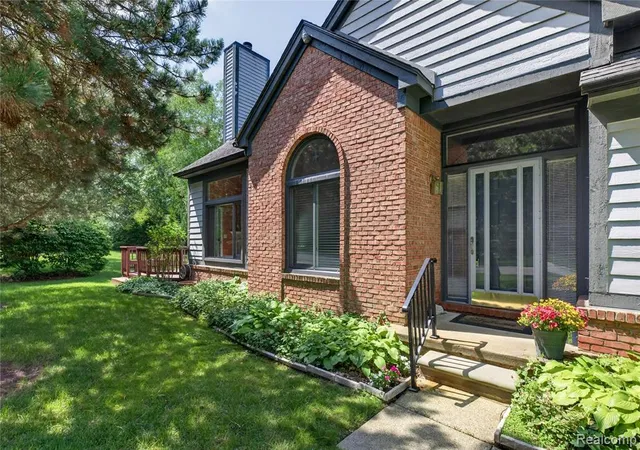 1st image of 2775 Lochmoor Blvd #19, Lake Orion, MI 48360 | MLS# 61010984