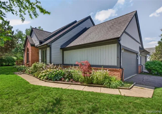 2nd image of 2775 Lochmoor Blvd #19, Lake Orion, MI 48360 | MLS# 61010984