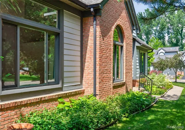 3rd image of 2775 Lochmoor Blvd, Lake Orion, MI 48360