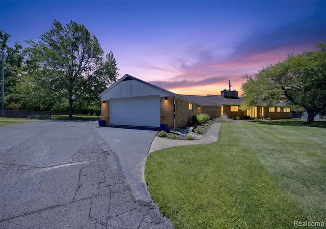 Homes for sale in Grand Blanc, MI | 7174 Meadowvue Dr, Grand Blanc, MI 48439 | MLS# 60997728