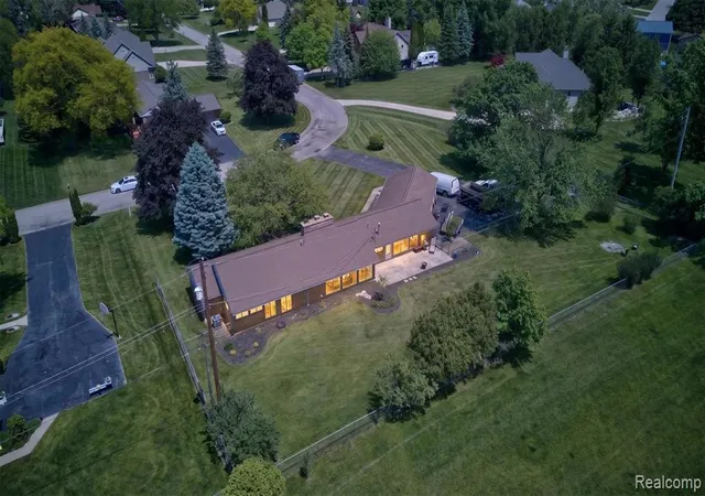 Homes for sale in Grand Blanc, MI | 7174 Meadowvue Dr, Grand Blanc, MI 48439 | MLS# 60997728