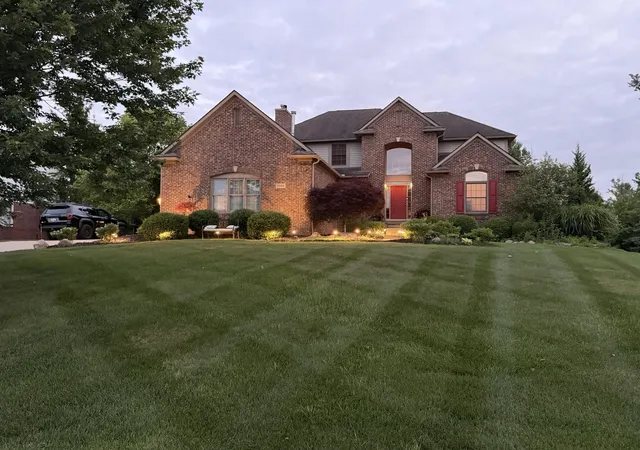 Photo 2 of Sale Pending at 3544 S Creek Dr, Rochester, MI 48306 | MLS# 50215796 | Listing updated on 2026-09-02