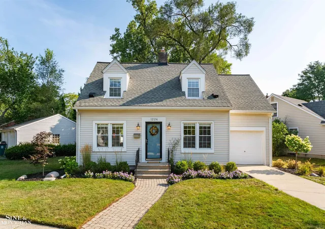 Photo 1 of Sale Pending at 1224 Mayfield Dr, Royal Oak, MI 48067 | MLS# 50219575 | Listing updated on 2026-09-21
