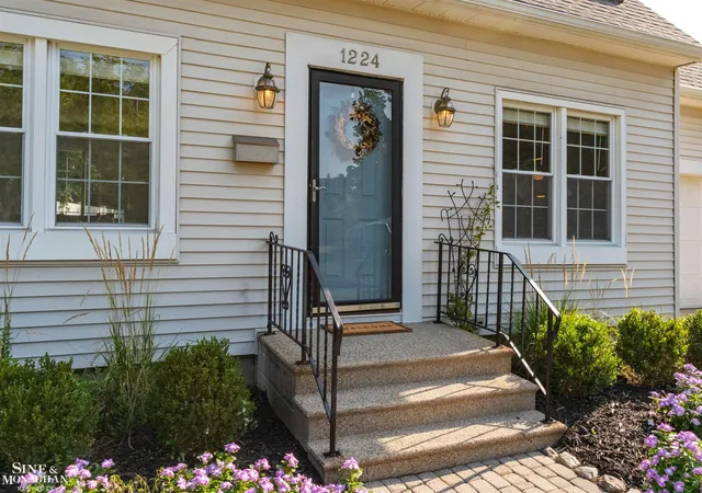 Photo 2 of Sale Pending at 1224 Mayfield Dr, Royal Oak, MI 48067 | MLS# 50219575 | Listing updated on 2026-09-21