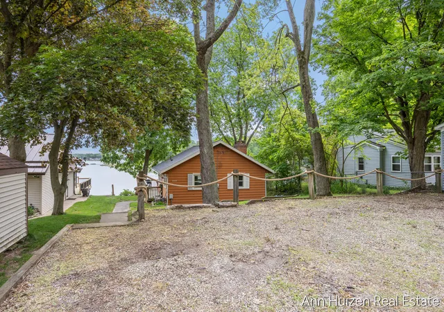 Homes for sale in Delton, MI | 11415 Oak Dr, Delton, MI 49046 | MLS# 70536128