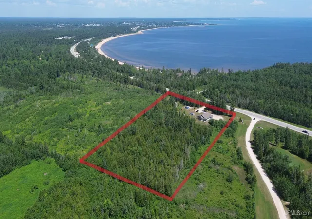 Photo 2 of Single family home for sale at 8082 W Us 2 Hwy, Manistique, MI 49854 | MLS# 50215537 | Listing updated on 2026-07-22