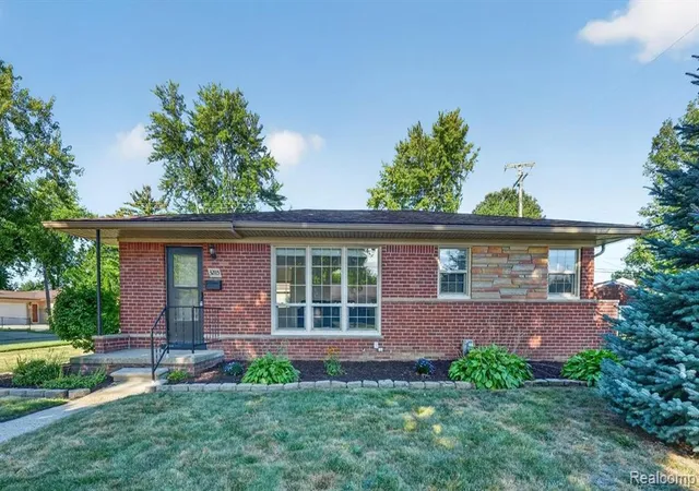 Photo 2 of Sale Pending at 32115 Beacon Ln, Fraser, MI 48026 2108 | MLS# 61024604 | Listing updated on 2026-09-17