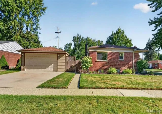 Photo 3 of Sale Pending at 32115 Beacon Ln, Fraser, MI 48026 2108 | MLS# 61024604 | Listing updated on 2026-09-17
