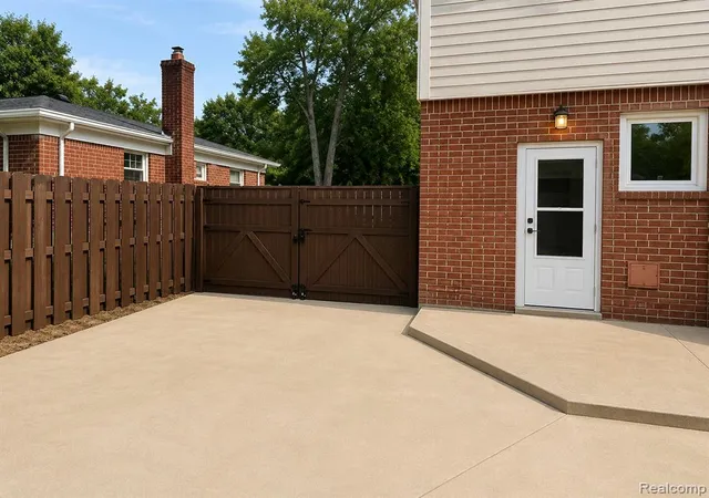 3rd image of 34024 Glenview Dr, Farmington, MI 48335 | MLS# 61021406