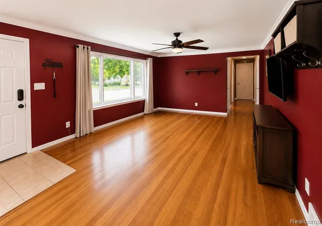 4th image of 34024 Glenview Dr, Farmington, MI 48335 | MLS# 61021406