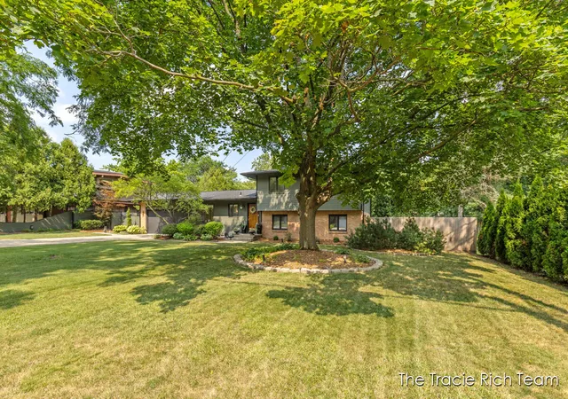 Photo 2 of Sale Pending at 2184 Woodcliff Ave, Grand Rapids, MI 49546 | MLS# 70553225 | Listing updated on 2026-08-27