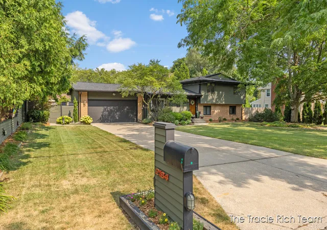Photo 3 of Sale Pending at 2184 Woodcliff Ave, Grand Rapids, MI 49546 | MLS# 70553225 | Listing updated on 2026-08-27