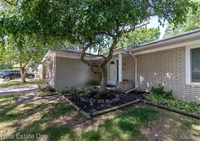Photo 3 of Single family home for sale at 30290 Old Stream St, Southfield, MI 48076 1034 | MLS# 61023426 | Listing updated on 2026-08-24