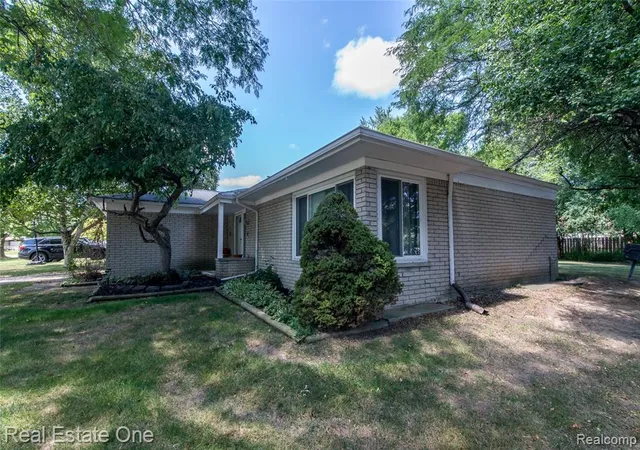 Photo 3 of Single family home for sale at 30290 Old Stream St, Southfield, MI 48076 1034 | MLS# 61023426 | Listing updated on 2026-10-02