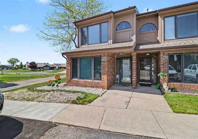 Photo 2 of Condo for sale at 212 Harbor Dr, Ludington, MI 49431 | MLS# 70537132 | Listing updated on 2026-08-12