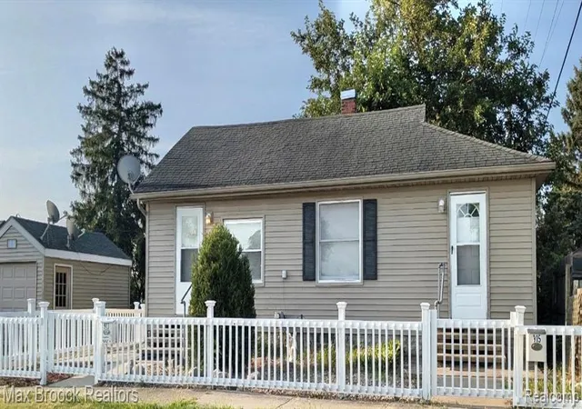 1st image of 913 Boston Ave, Waterford, MI 48328 | MLS# 61022272