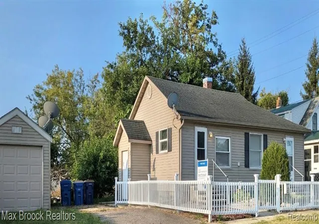 2nd image of 913 Boston Ave, Waterford, MI 48328 | MLS# 61022272