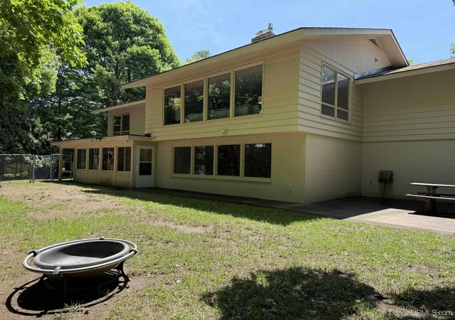 2nd image of 1116 Seventh Ave, Houghton, MI 49931 | MLS# 50210725