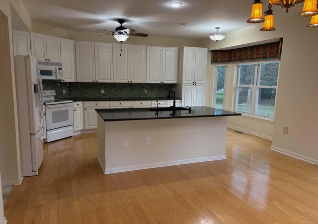 4th image of 3831 Springwood Ct, Auburn Hills, MI 48326 | MLS# 50215875