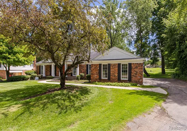 2nd image of 710 Basswood Dr, Rochester Hills, MI 48309 | MLS# 61004795